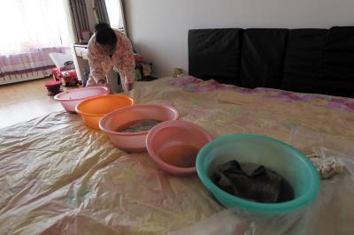 上犹楼上漏水，住户失联，小区没物管，业主维权难！律师来支招……